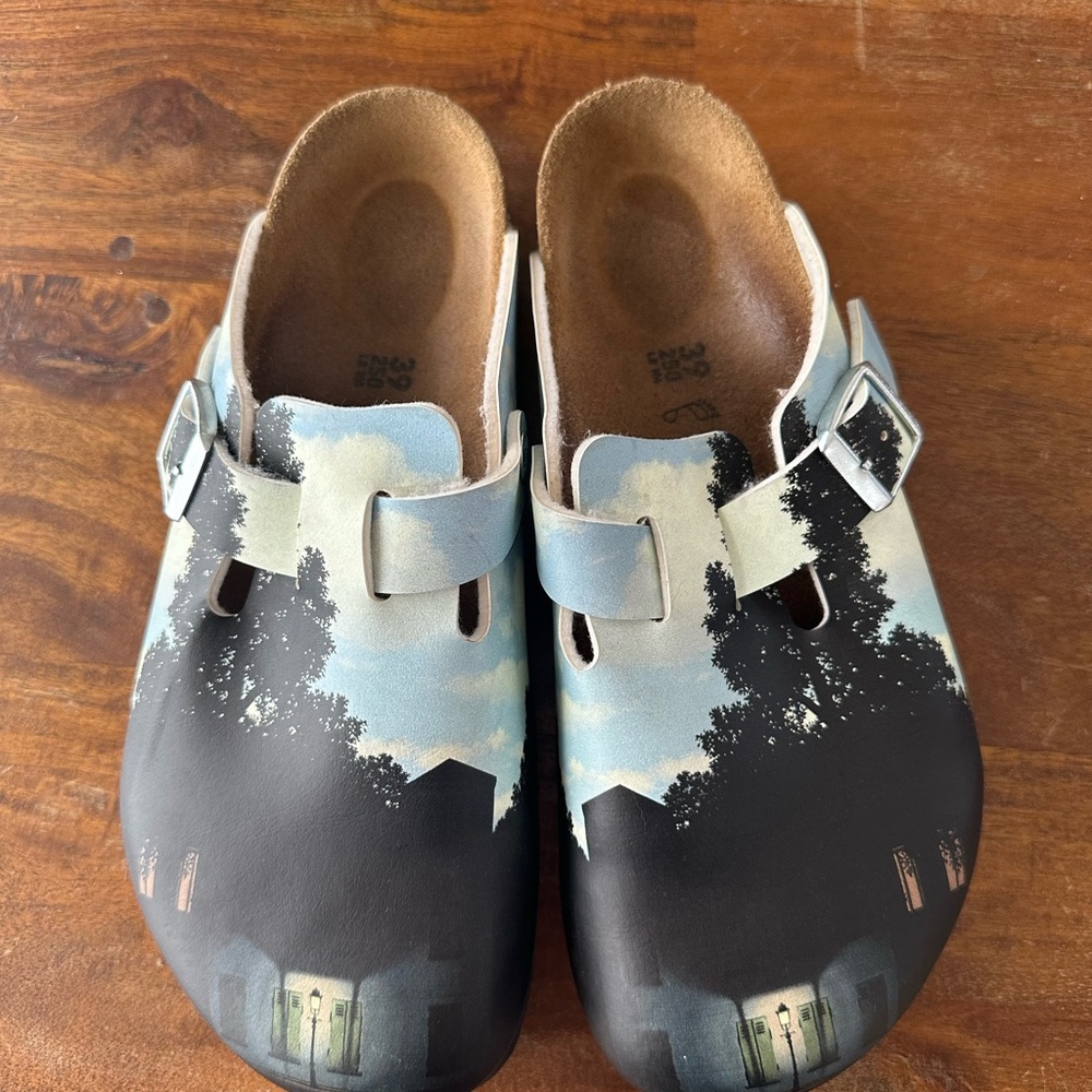 Birkenstock Boston Magritte House Black & Blue Painted motif Clogs 39 Reg width
